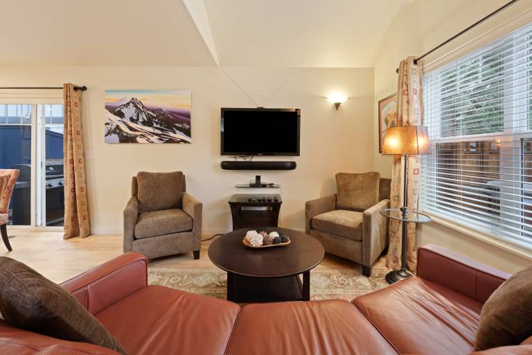 Westside Living at Its Best Hot Tub, EV Charger & Walkable Bend Location — photo 5