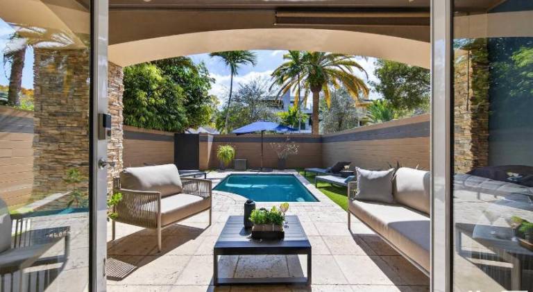 Big vacation home with pool | Next to Las Olas Boulevard | Good for workation | Pets allowed — photo 5