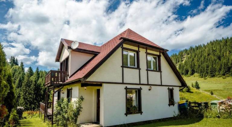 Lodge with terrace, garden & grill in Brasov