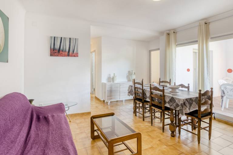 Apartment on the Paseo Marítimo '1-3' close to the Beach with Terrace & Wi-Fi in Llanca