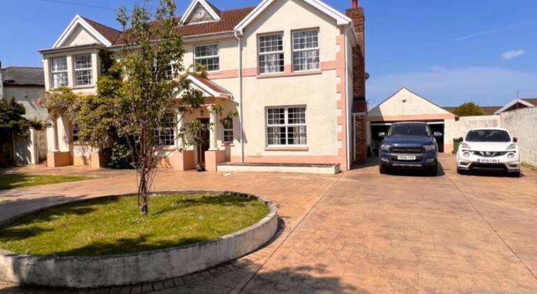 Vacation home with hot tub in Bridgend
