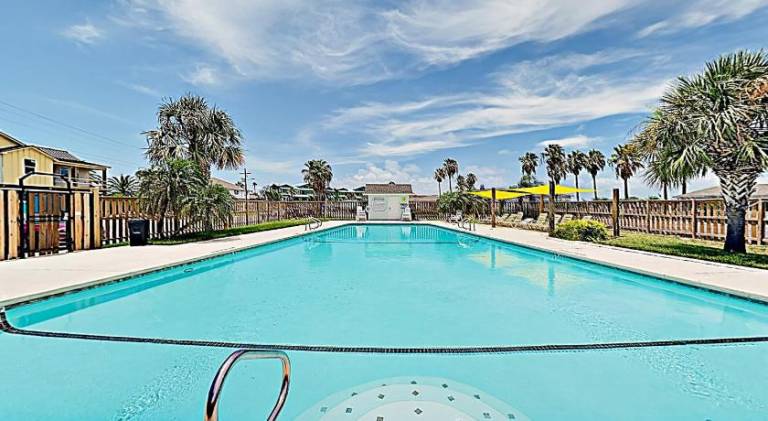 Vacation home with pool — photo 3