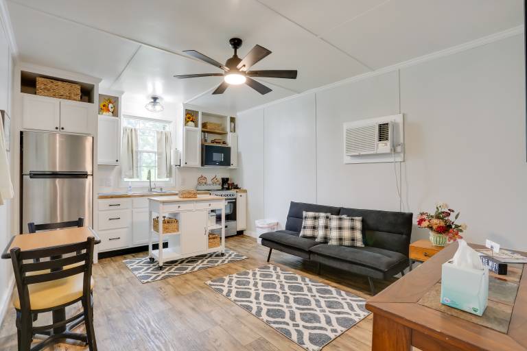Near Parks & Lakes: Pet-Friendly Winnie Cottage — photo 4