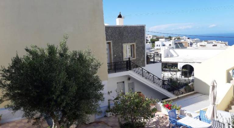 Holiday apartment with patio & yard — photo 2