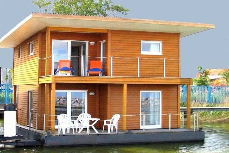 Houseboat Barth