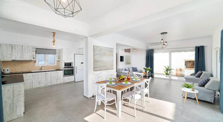 Villa with patio, yard & private pool | Water view | Suitable for remote work — photo 4