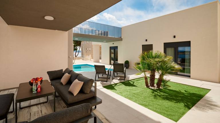 Villa with grill, private pool & patio | Beach view — photo 5