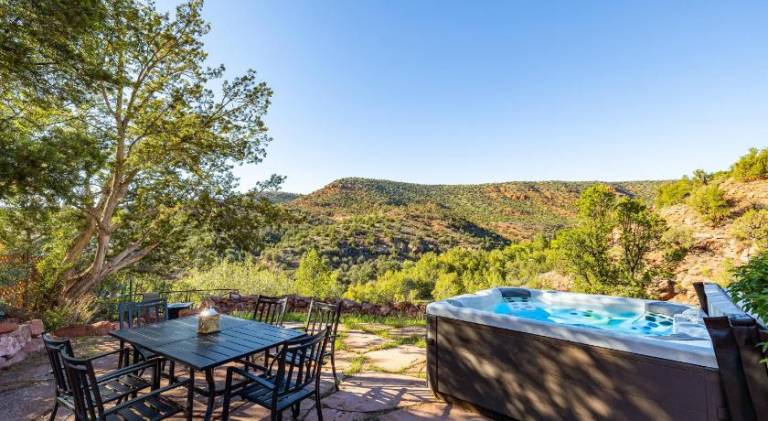 House with jacuzzi — photo 4