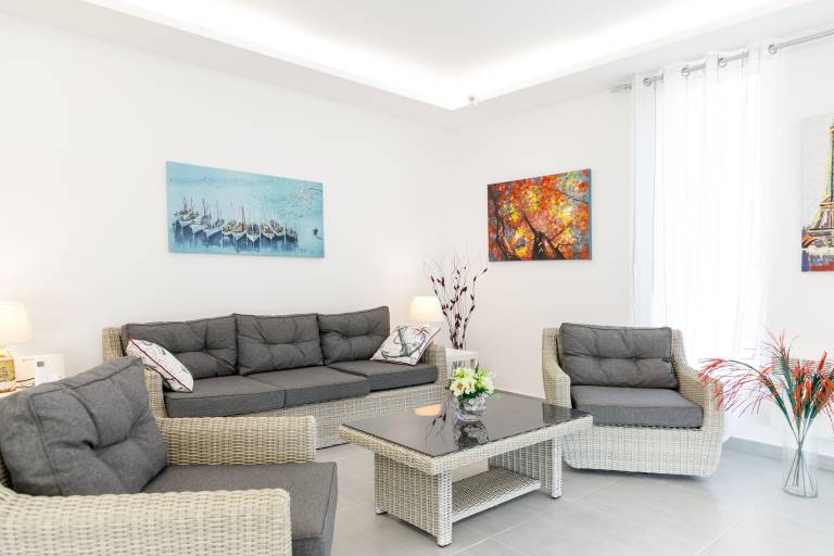 Sea Front Cottage – Beachfront Retreat with Balcony and Wi-Fi — photo 2