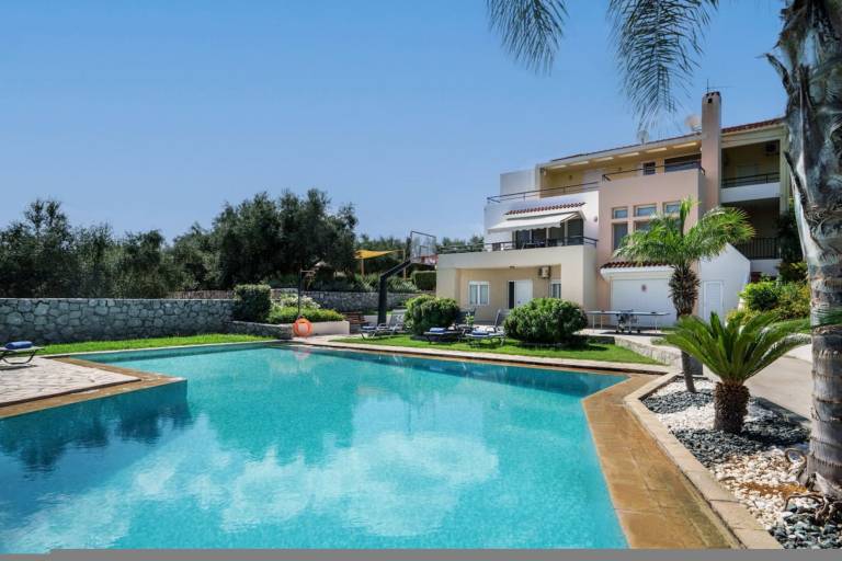 Villa with garden & pool — photo 3