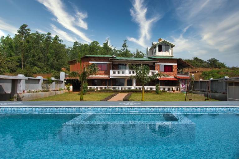 Bungalow with barbecue, yard & pool in Jaoli