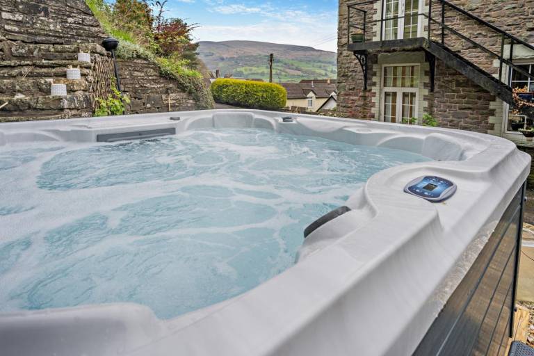 Cottage with garden, grill & hot tub — photo 4