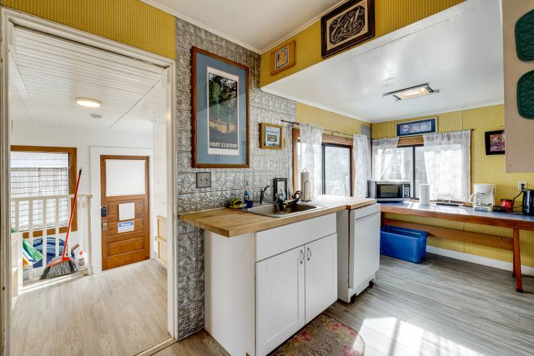 Beachfront Cottage on Seaside Promenade w/ Hot Tub — photo 4