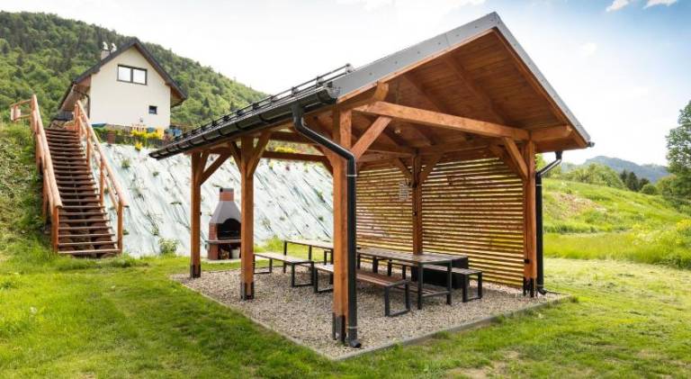 Chalet with patio, yard & barbecue — photo 4