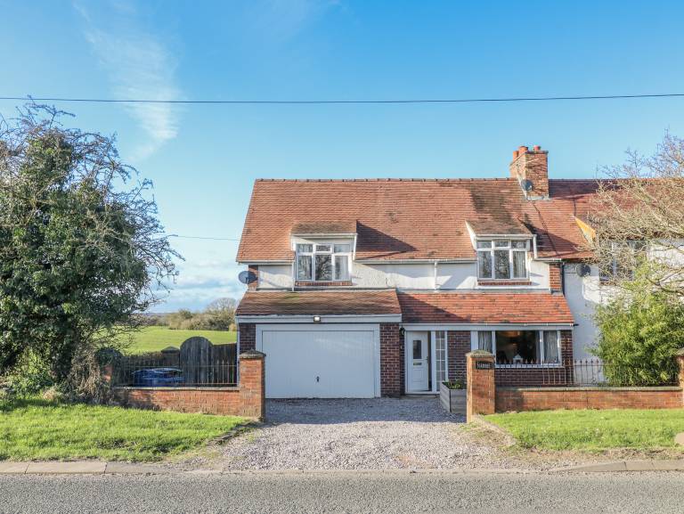 Cottage with yard in Stafford