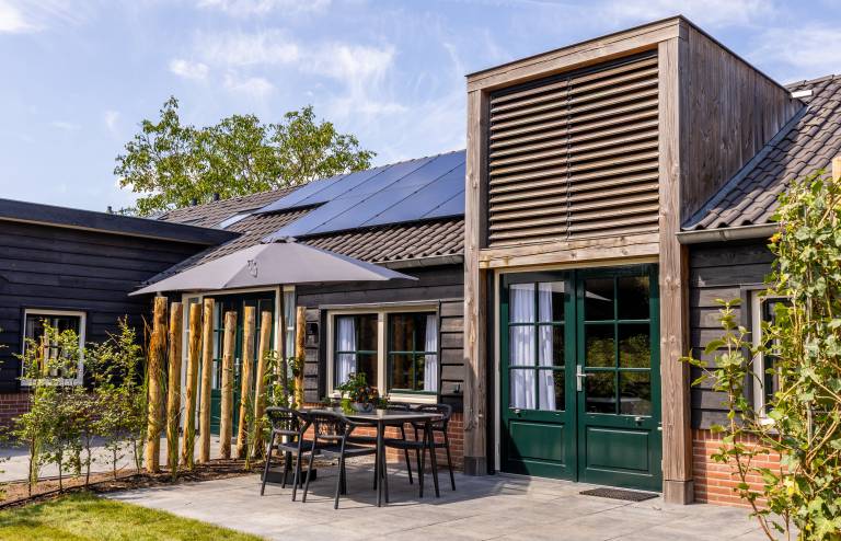 Ground-floor 4-person lodge with a private hot tub in the garden. Compact, cozy and fully equipped. in Otterlo
