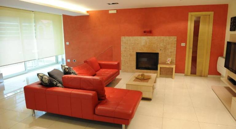 Serviced apartment with yard, patio & jacuzzi | Perfect for remote work — photo 2