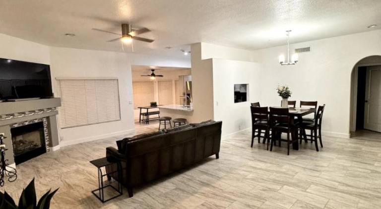 House with yard & barbeque in Phoenix, AZ
