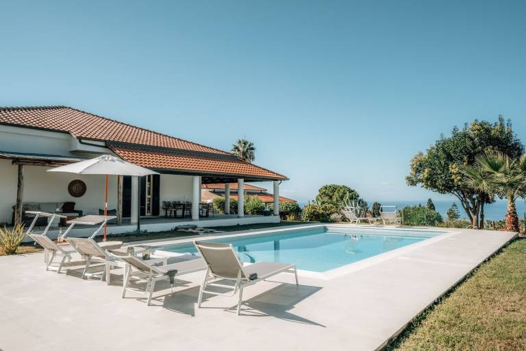 Villa with yard & terrace | Sea view in Ricadi