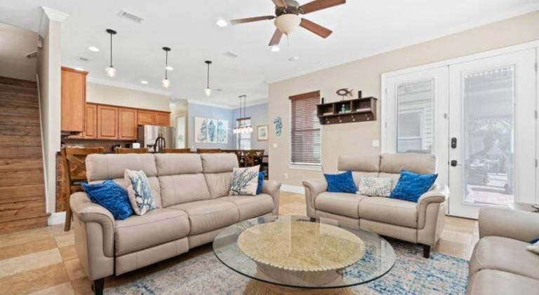 House with hot tub & pool — photo 4
