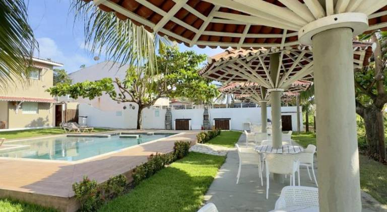 Rental apartment with barbeque, pool & patio — photo 4