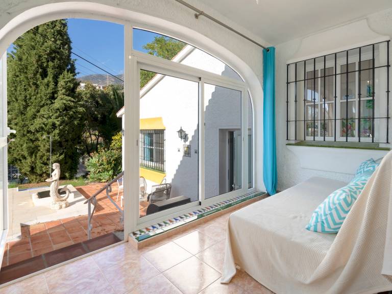 Fully equipped spacious vacation home with yard, patio & BBQ | Mountain view | Pet-friendly — photo 5