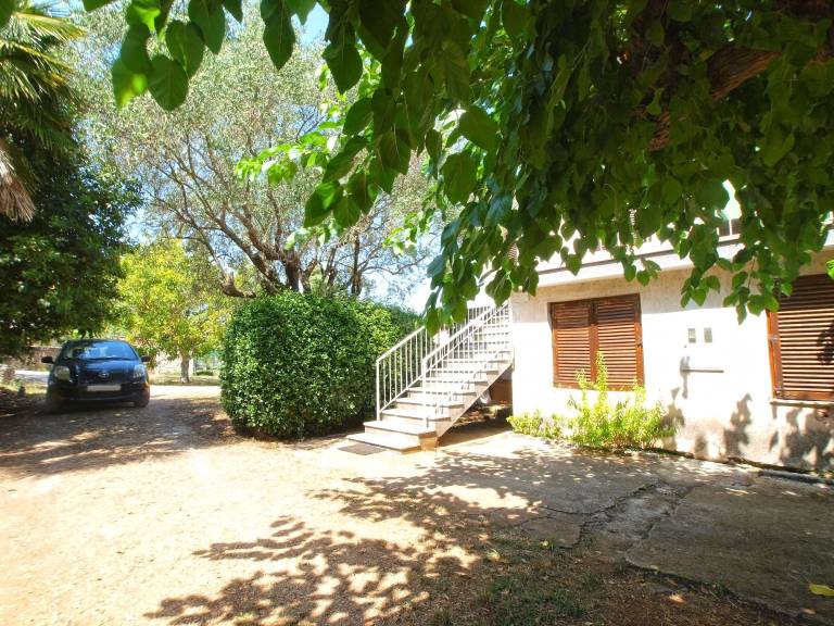 Rental apartment with patio — photo 3