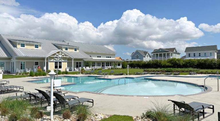 House with pool — photo 4