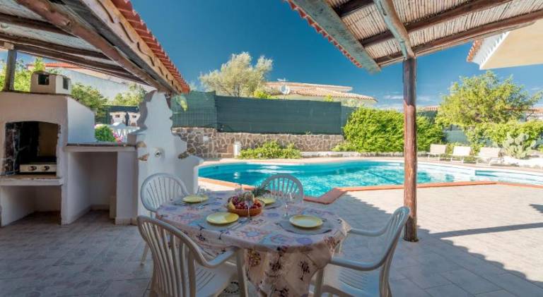 Villa with BBQ, terrace & yard — photo 3