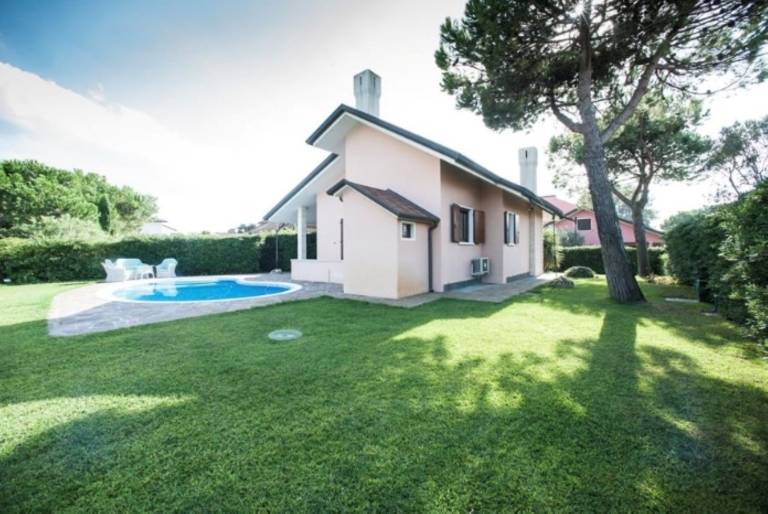 Family-friendly charming villa with barbecue, private pool & patio | Water view | Next to the beach | Pets allowed in Rovigo