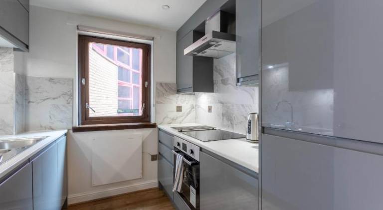 Stunning 1 Bed Merchant City Apartment with Parking — photo 3