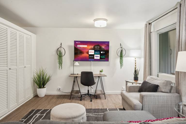 Apartment with terrace & garden in Bellevue, WA