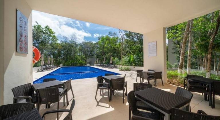 Apartment with pool — photo 5