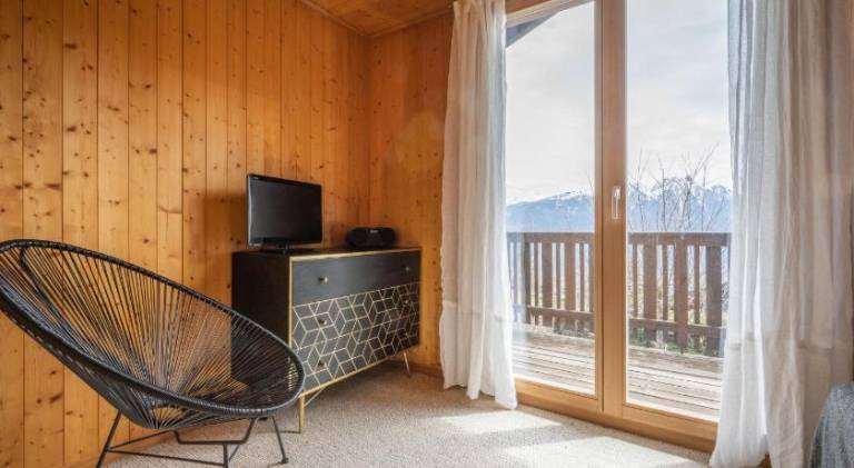 Charming chalet with jacuzzi | Pets allowed — photo 4
