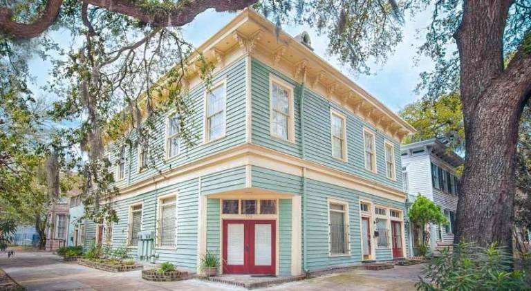 Apartment with 4 rooms for 8 persons in Savannah, GA