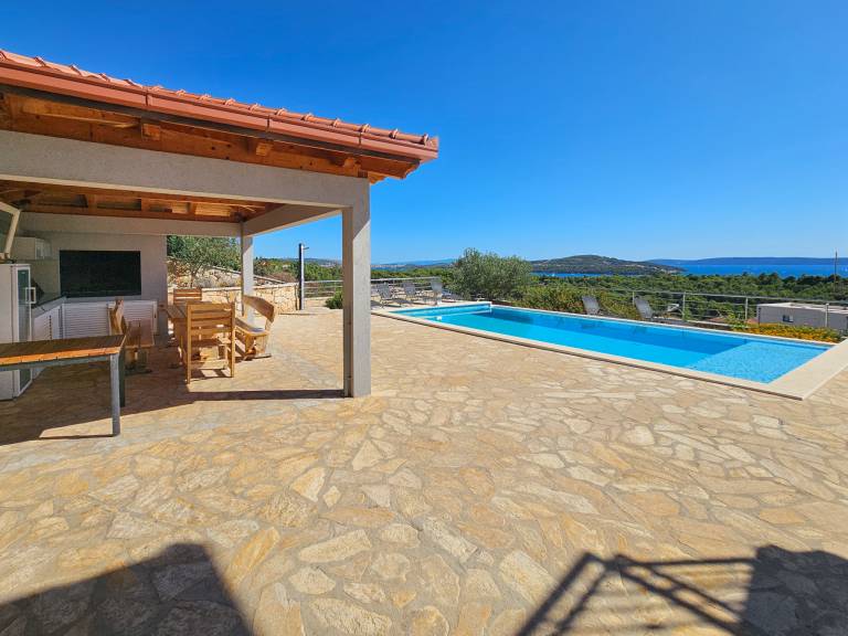 Fully equipped house with private pool, patio & grill | Sea view | Pet-friendly — photo 2