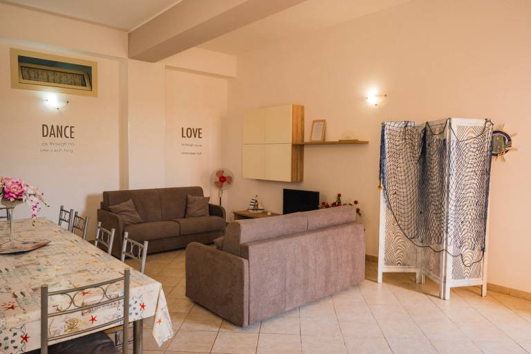 Holiday apartment with patio, BBQ & yard — photo 2