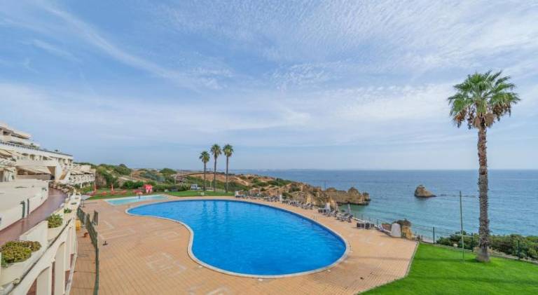 Holiday apartment with pool & garden in Lagos