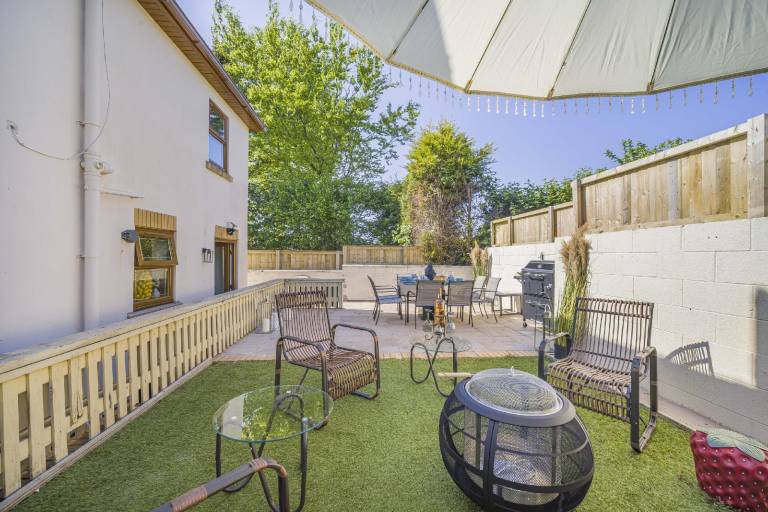 House with BBQ & yard — photo 4