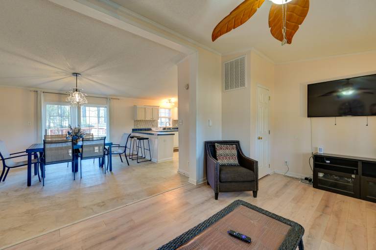 9 Mi to ECU: Pet-Friendly Greenville Home w/ Deck — photo 5