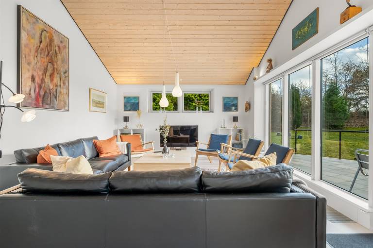 Family-oriented house with sauna, patio & jacuzzi | Pets are welcome — photo 3