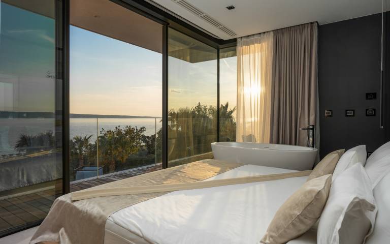 Villa with terrace, sauna & barbeque | Water view — photo 3