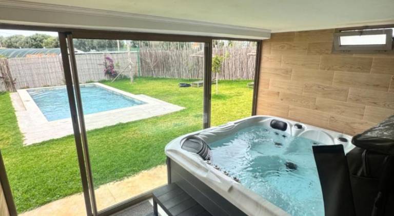 House with hot tub & pool — photo 4