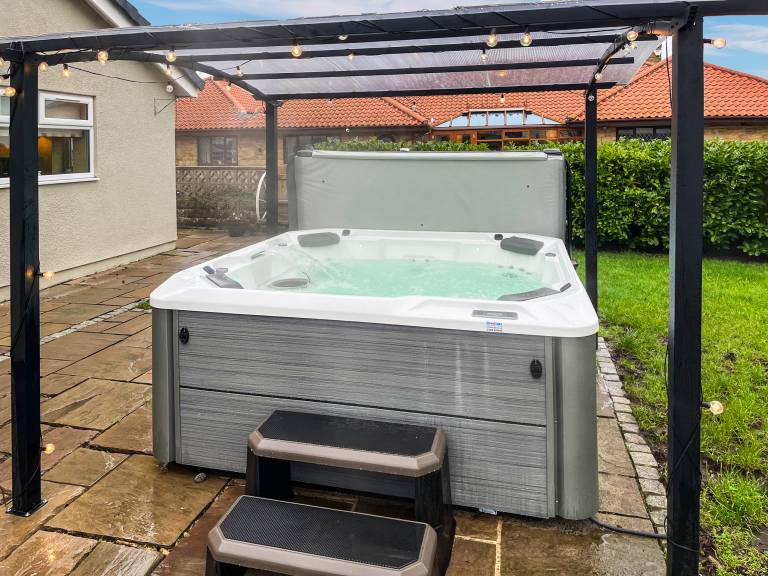 Cottage with jacuzzi, grill & yard — photo 2