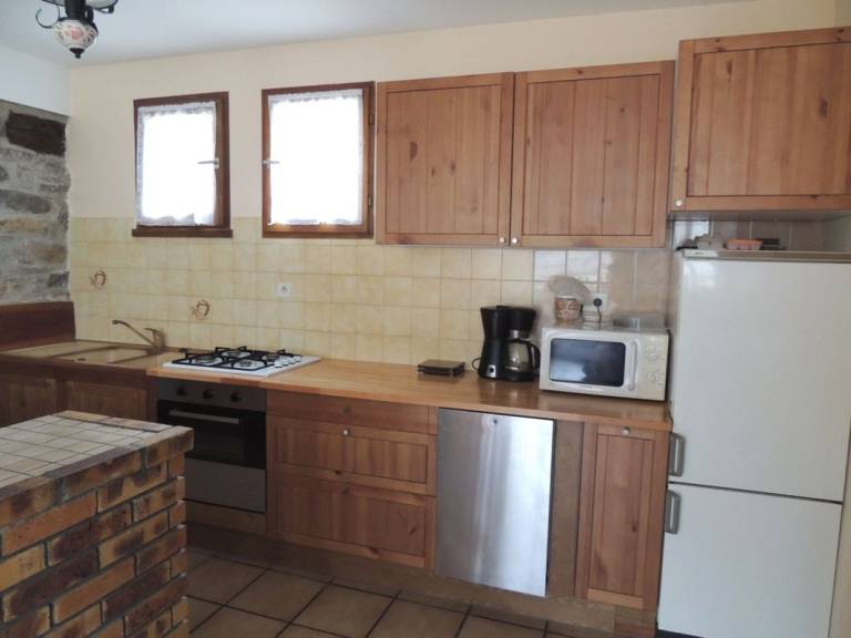 Gite with barbecue & yard — photo 2