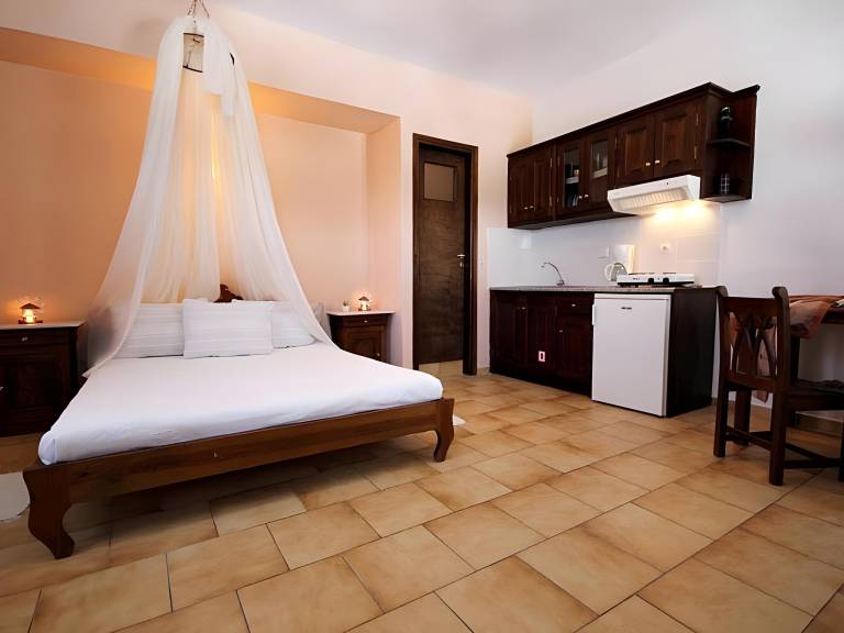 Rental apartment with yard, pool & patio | Good for workation in Santorini