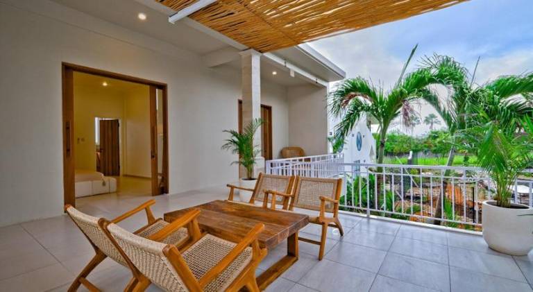 Villa with pool & hot tub — photo 4