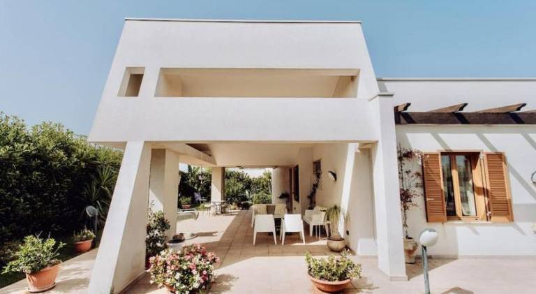 Villa with pool — photo 3
