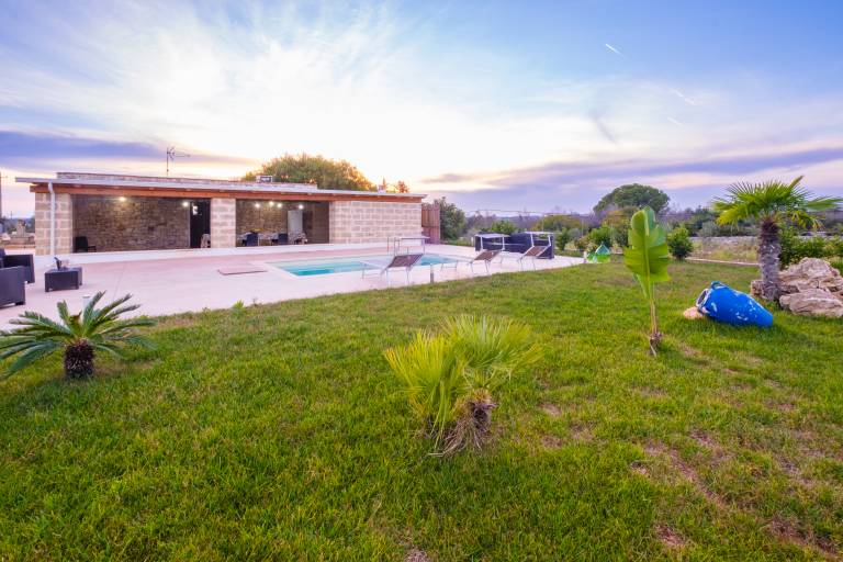 Family-friendly nice villa with private pool & yard | Garden view | Dogs allowed — photo 2