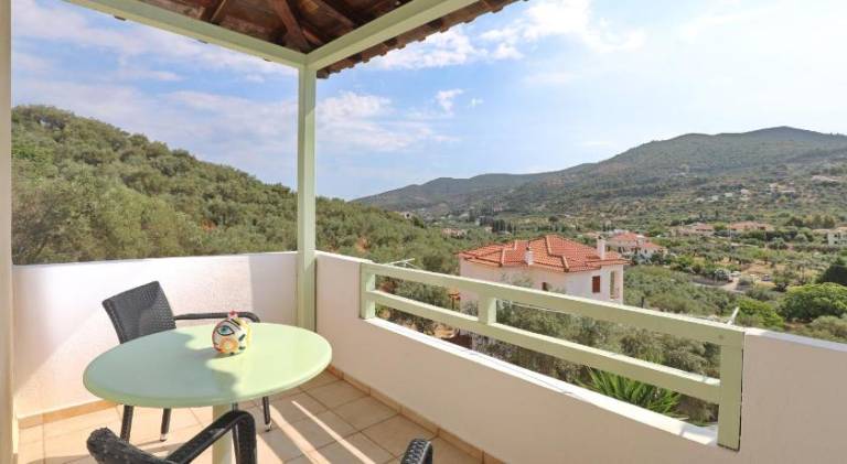 Holiday apartment with pool, garden & terrace — photo 4